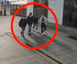Pobicie w centrum Bydgoszczy! Policja publikuje nagranie i prosi o pomoc [WIDEO]