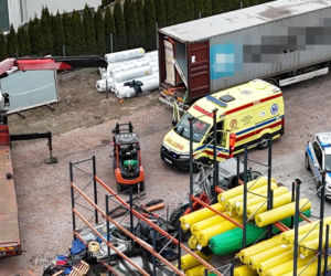 Potworny wypadek. Pracownik przygnieciony przez okno. Jego serce się zatrzymało