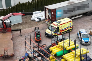 Potworny wypadek. Pracownik przygnieciony przez okno. Jego serce się zatrzymało