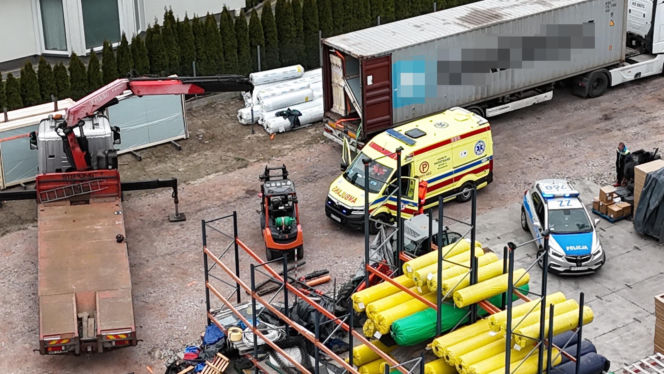 Potworny wypadek. Pracownik przygnieciony przez okno. Jego serce się zatrzymało