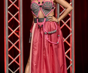Gwiazdy w dziwacznych stylizacjach. Moda na recykling 2