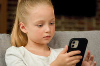 Smartfon dla dziecka? Te 4 ustawienia włącz jeszcze przed oddaniem telefonu