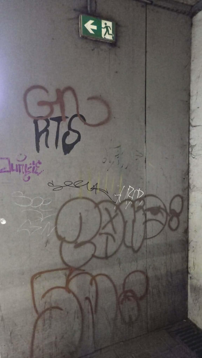 Bród i smród w tunelu pod torami w Siedlcach