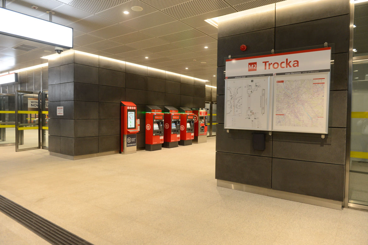 Zbita szyba na nowootwartej stacji Metro Trocka