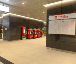 Zbita szyba na nowootwartej stacji Metro Trocka