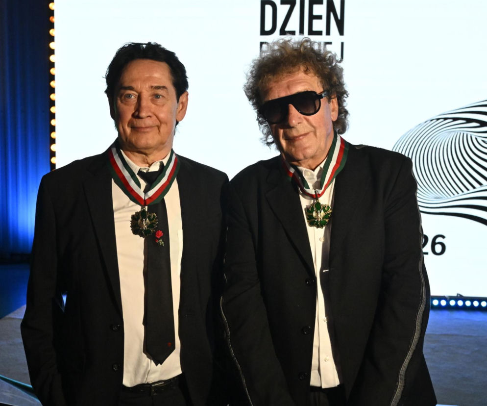 Janusz Panasewicz i Jan Borysewicz w garniturach z medalami Gloria Artis. O wyróżnieniu dla Lady Pank czytaj w EskaRock.