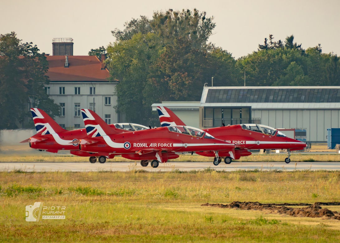 Wzruszający gest pilotów odlatujących z Radomia. Polska flaga na niebie dla „Slaba”