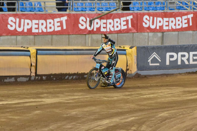 PRES Grupa Dewloperska Toruń - Abramczyk Polonia Bydgoszcz, zdjęcia kibiców i zawodników z pożegnania Adriana Miedzińskiego