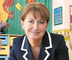 Burmistrz sprząta w urzędzie