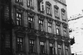 Warszawa dawniej i dziś. Kiedyś stał tu luksusowy gmach i tętniło życie. Niezwykłe losy kamienicy przy Nowolipiu 64
