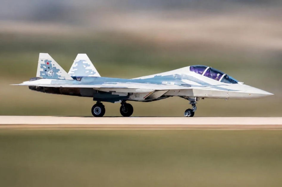 Rosja pokazała dwumiejscowego Su-57. Czy to gra o miliardy z Indiami?
