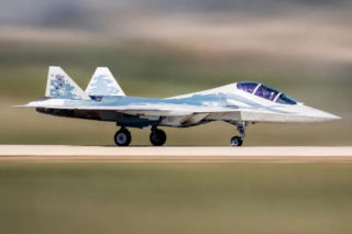Rosja pokazała dwumiejscowego Su-57. Czy to gra o miliardy z Indiami?