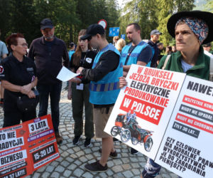 Protesty przeciwko konnemu transportowi nad Morskim Okiem
