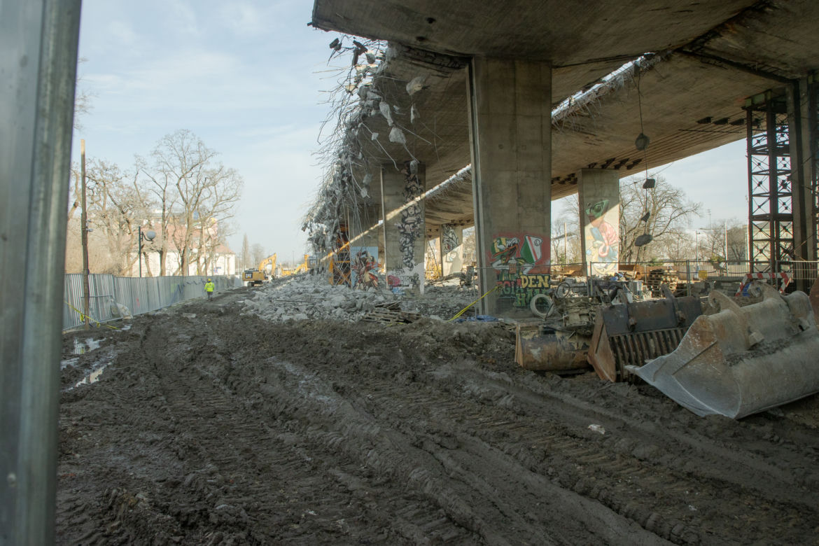 Wiadukt trasy Łazienkowskiej zniknął z powierzchni Ziemi. Została sterta gruzu i żelastwa 
