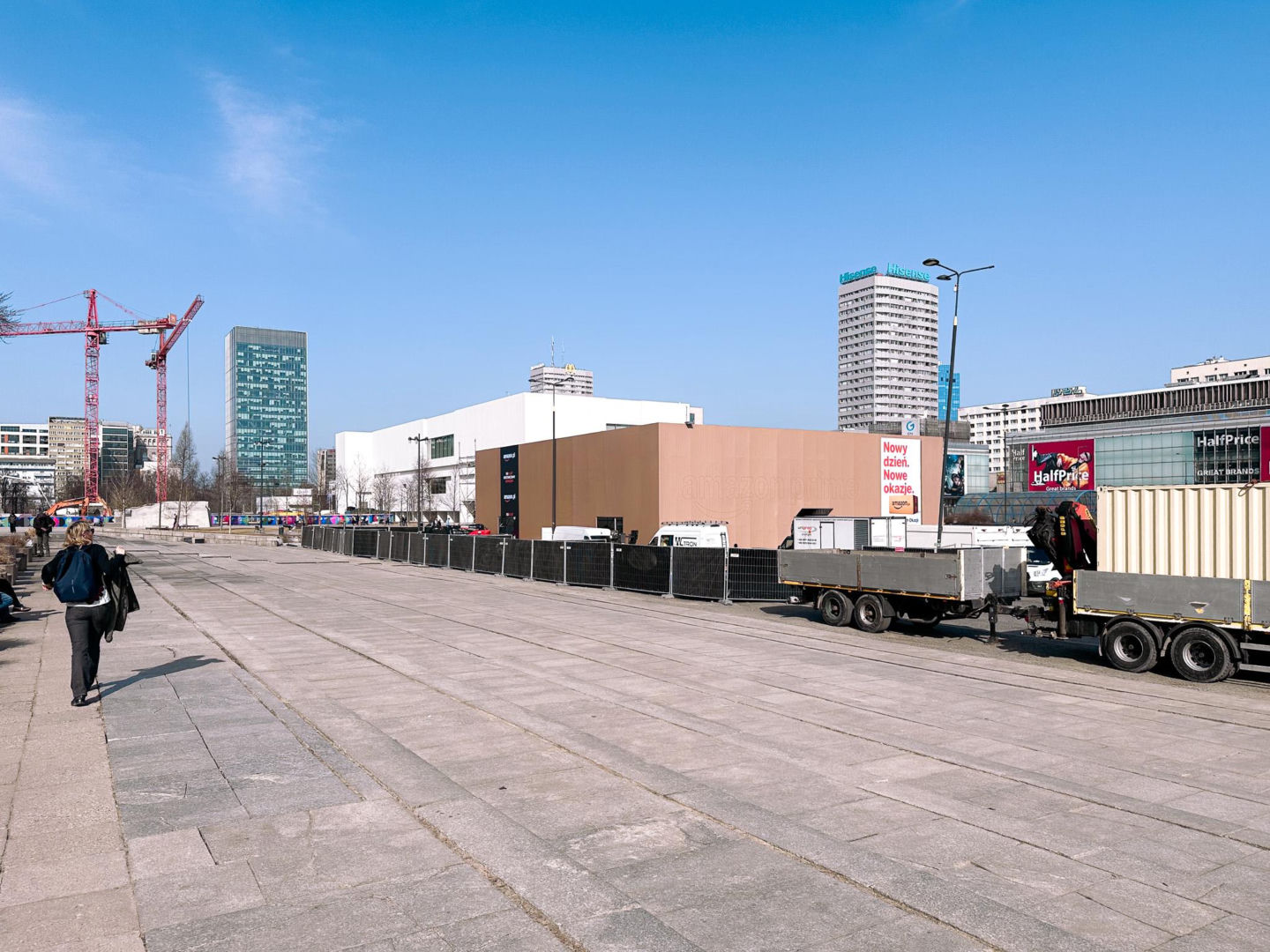 Unboxing Amazon - reklamowy pawilon na Placu Centralnym w Warszawie