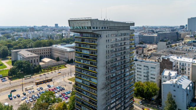 Młotek przy ul. Smolnej 8 w Warszawie