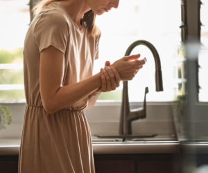 Ból nadgarstka przy krojeniu to nie zmęczenie. Prosta zmiana chroni przed bolesną chorobą de Quervaina