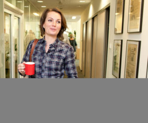 Jagna Marczułajtis ogląda w redakcji Super Expressu portal Kalkulatorpolityczny.pl