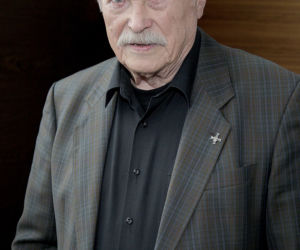 Syn Karewicza przeniesie prochy mamy do grobu taty