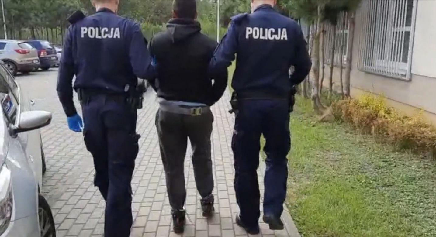 Miał do odsiadki 2 lata, teraz grozi mu nawet 10. Próbował rozjechać policjantów!