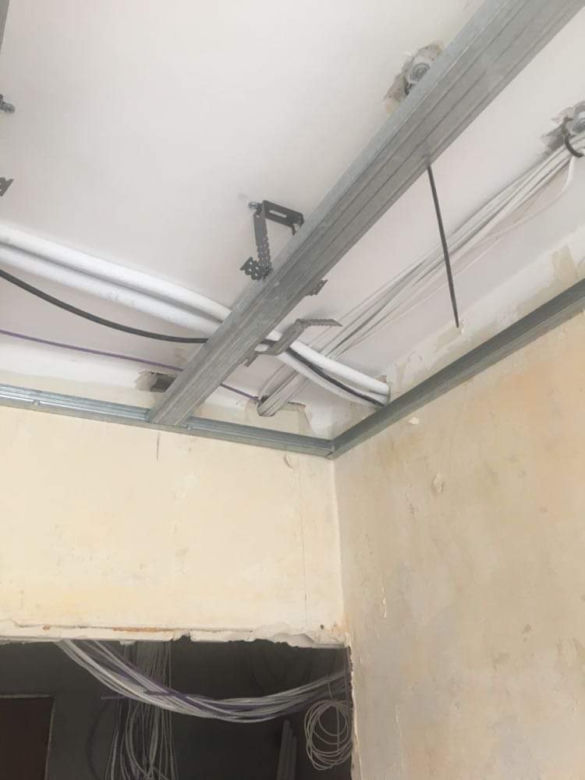 Kraków. Elektryk wziął zaliczkę, a prace utknęły. Niewidomy pan Kazimierz przez nierzetelnego fachowca nie może dokończyć remontu
