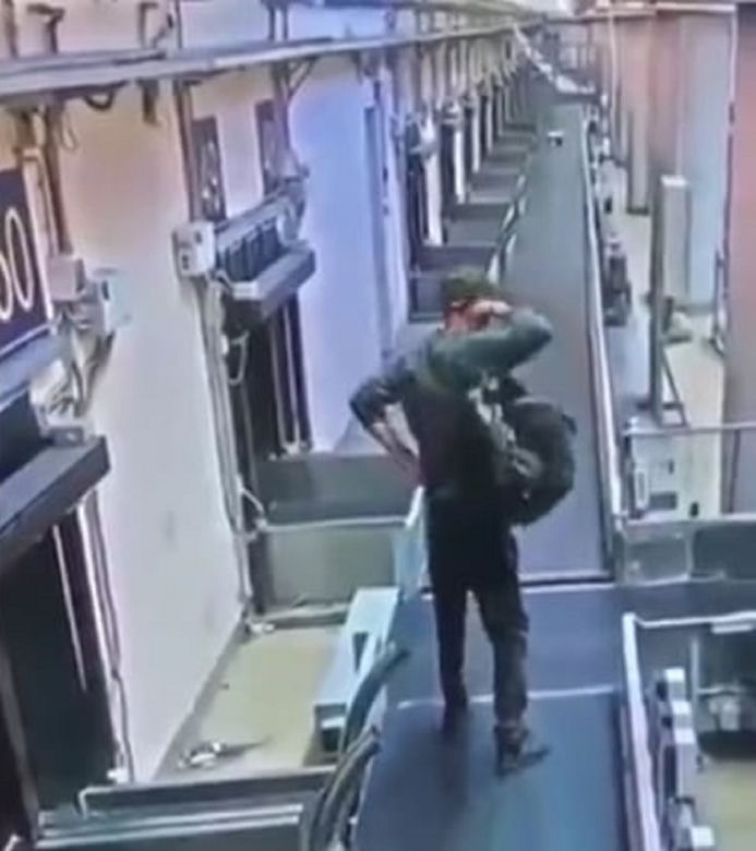 Spóźnił się na samolot do Rzeszowa. Wszedł na taśmę bagażową jak Bruce Willis