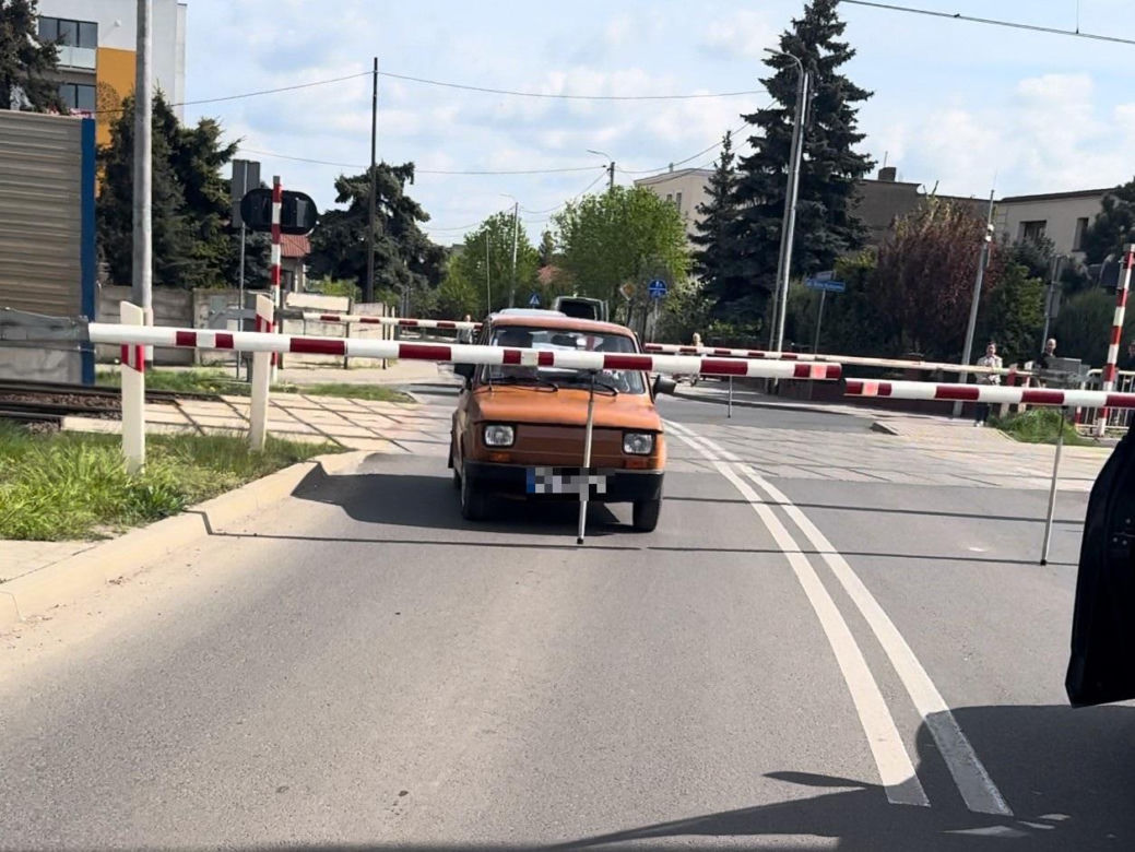 Niebezpieczna sytuacja na przejeździe kolejowym w Lesznie. Między rogatkami przy ul. Dożynkowej utknął "maluch"