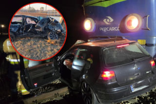 Kierowca staranował rogatki i uciekł. Pociąg wbił się w auto na torach