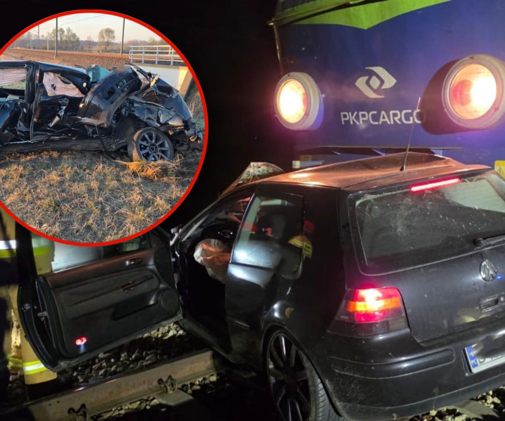 Kierowca staranował rogatki i uciekł. Pociąg wbił się w auto na torach