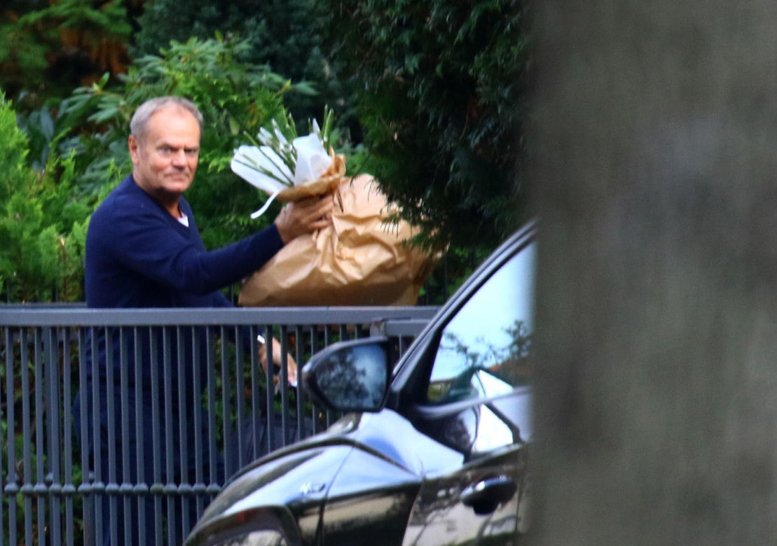 Donald Tusk obsypał żonę kwiatami