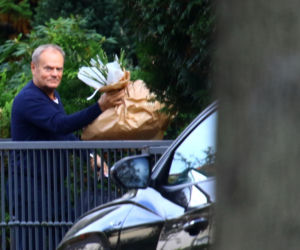 Donald Tusk obsypał żonę kwiatami