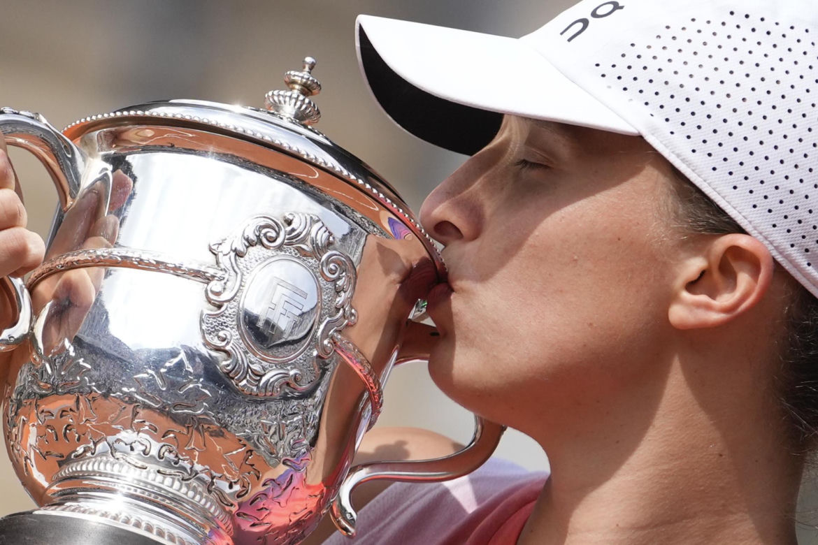 Zjawiskowa Iga Świątek świętuje zwycięstwo w Roland Garros