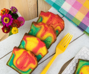 Tęczowa babka na Wielkanoc [SPRAWDZONY PRZEPIS]