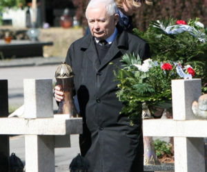 Jarosław Kaczyński na cmentarzu nie był sam. Pewna kobieta nie odstępowała go na krok