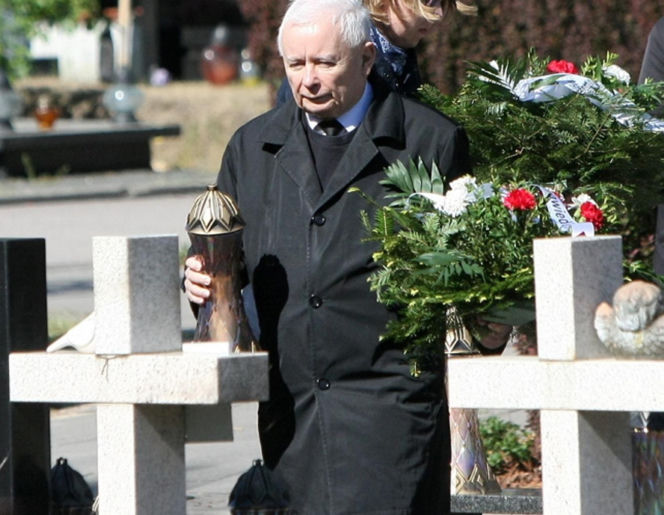 Jarosław Kaczyński na cmentarzu nie był sam. Pewna kobieta nie odstępowała go na krok