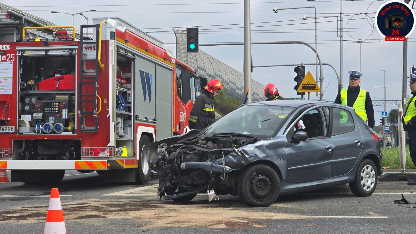 Karetka zderzyła się z osobówką. Ranna kobieta w szpitalu