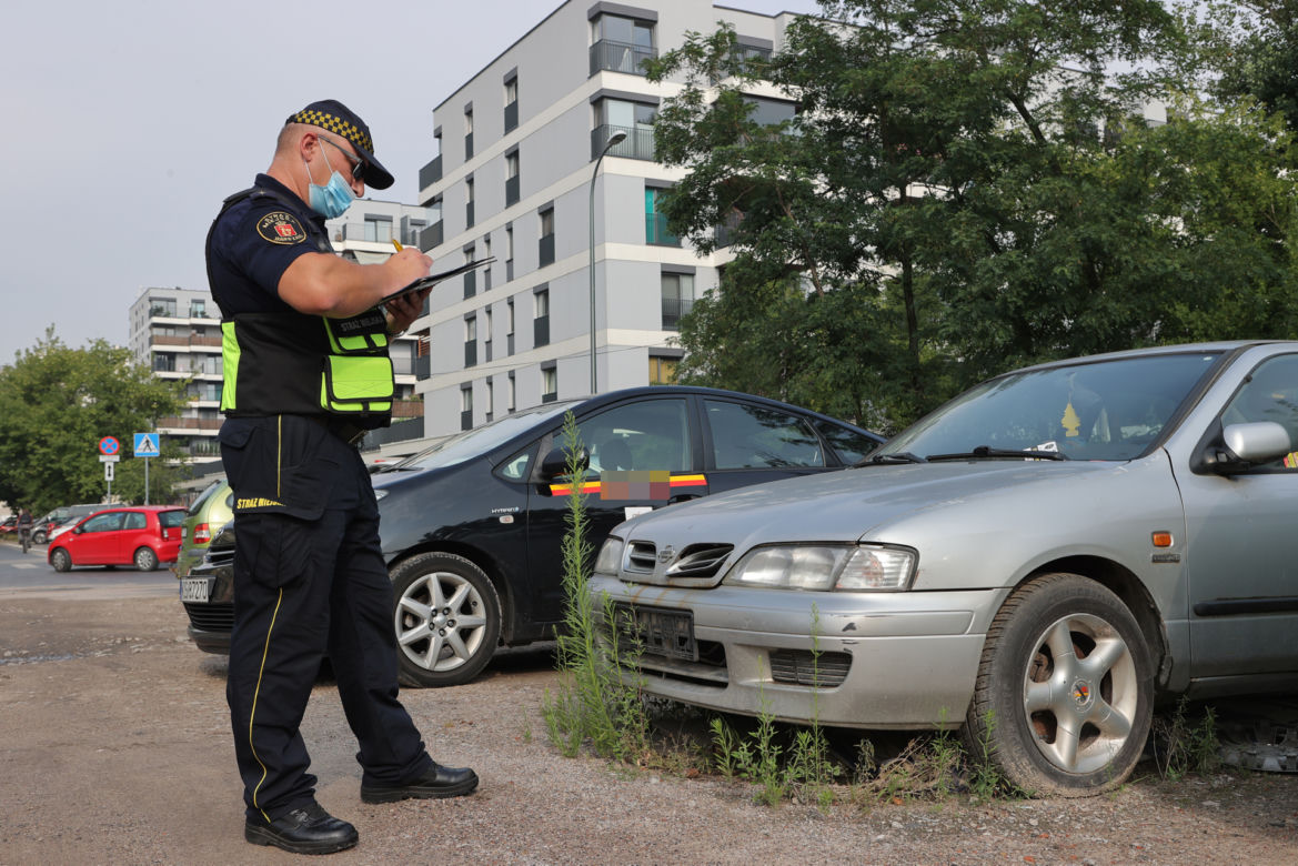 Sprzątamy miasto z wraków. Patrol "SE" na tropie porzuconych aut 