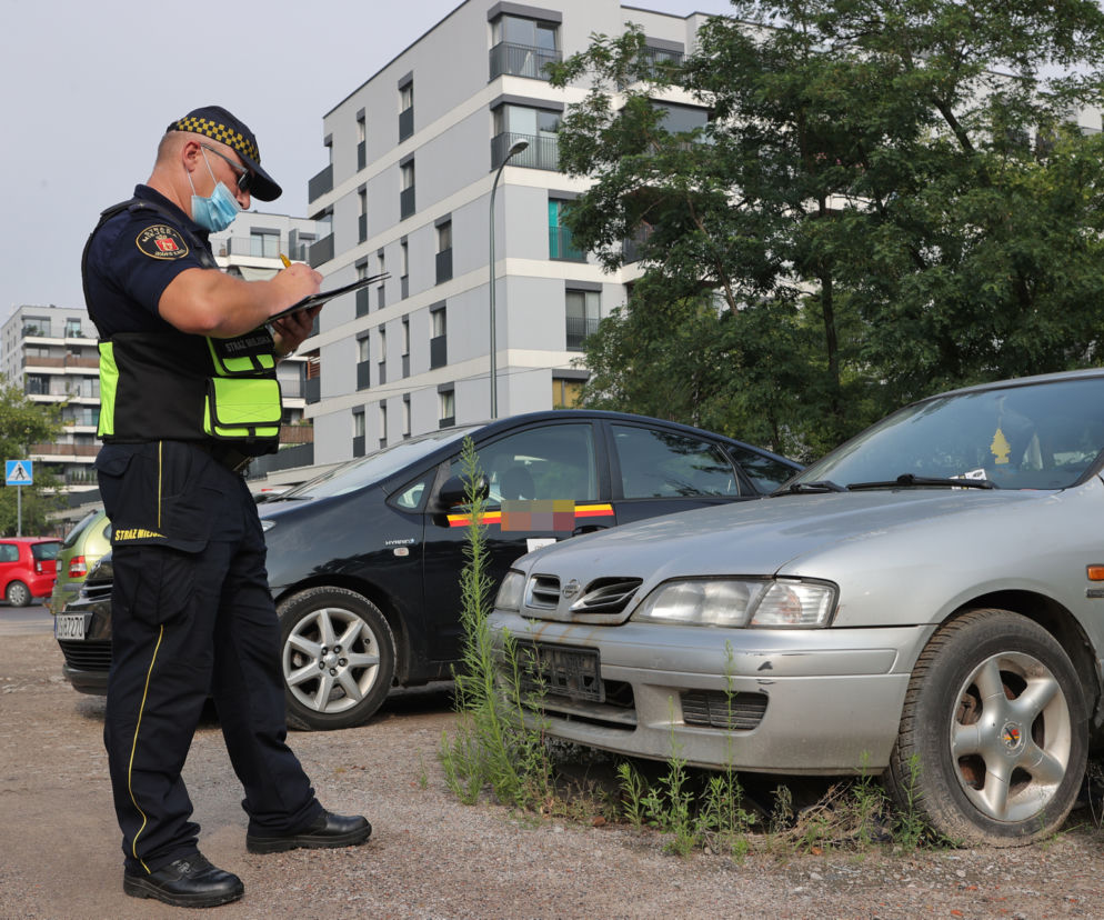 Sprzątamy miasto z wraków. Patrol SE na tropie porzuconych aut 