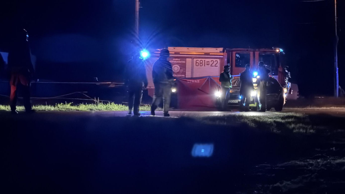 Kierowca uderzył w barierki, barierka przebiła auto i zabiła pasażera, kierowca uciekł pieszo