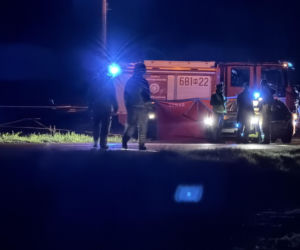 Kierowca uderzył w barierki, barierka przebiła auto i zabiła pasażera, kierowca uciekł pieszo