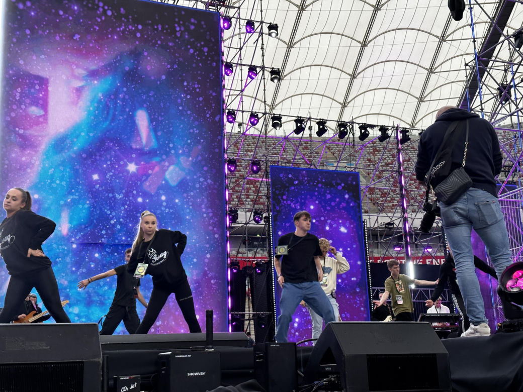 Roztańczony PGE Narodowy z VOX FM - trwają ostatnie przygotowania. Zobacz zdjęcia zza kulis