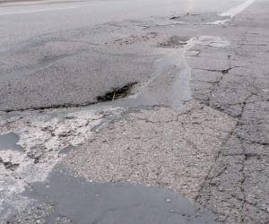 Drogowcy zabierają się za zdewastowaną ulicę