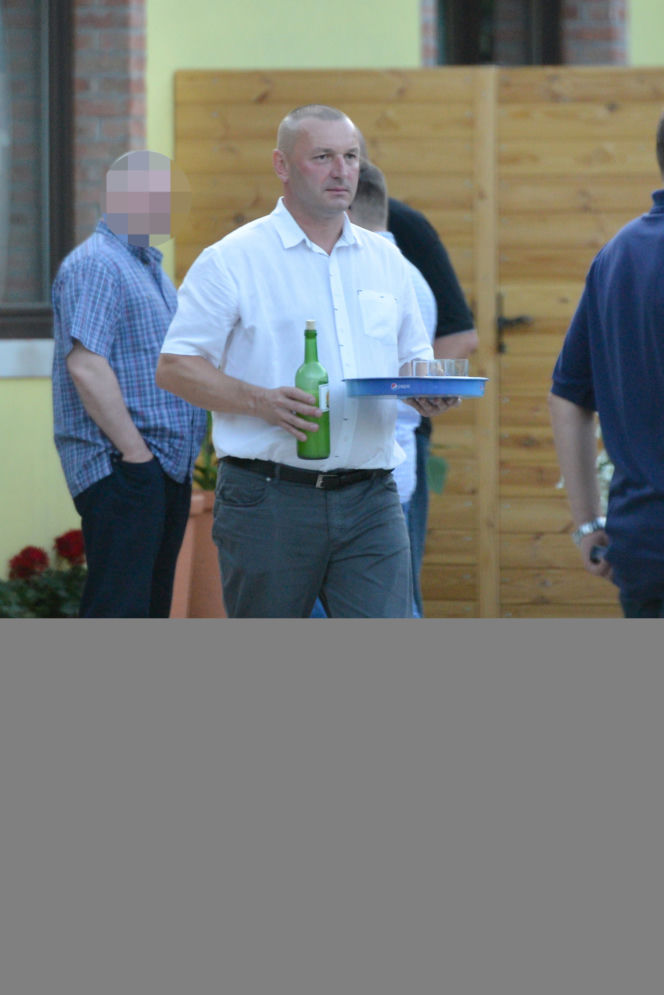 Policjant nie wielbłąd, napić się musi