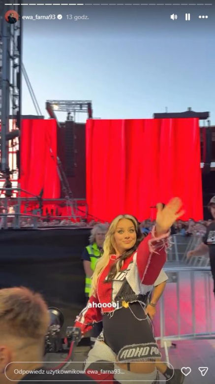 Ewa Farna na stadionie w Pradze