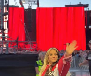 Ewa Farna na stadionie w Pradze