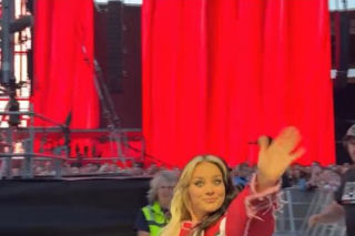 Ewa Farna na stadionie w Pradze
