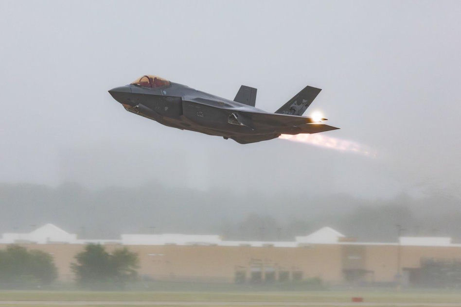 Polskie F-35 w powietrzu. Rajd "Powitanie z Polską" nad największymi miastami