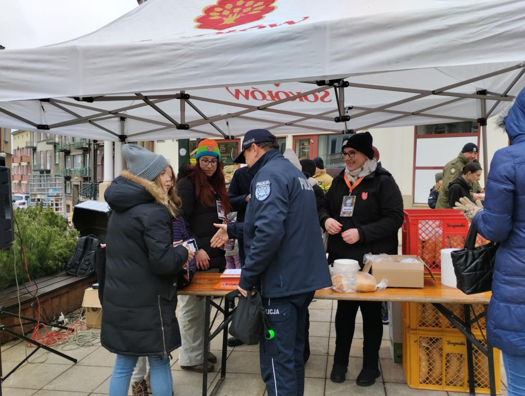 WOŚP 2024. Dziennikarze Radia ESKA rozgrzewają Tarnów pysznym żurkiem!