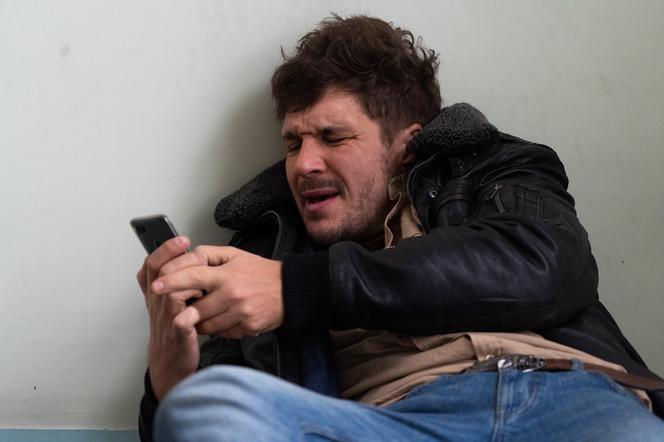 Śmierć Piotra Korbana (Mikołaj Roznerski) – Na dobre i na złe, odcinek 836