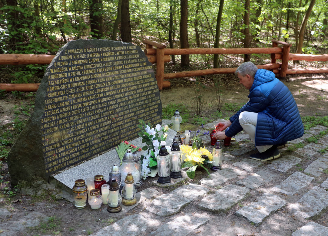 "Jeszcze chwila i rozbiłby się o bloki". Wspomnienia katastrofy lotniczej w Lesie Kabackim